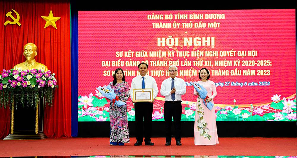 Ông Nguyễn Văn Lợi,UV TW Đảng, Bí thư Tỉnh ủy trao Bằng khen cho Đảng bộ TP.TDM.jpg